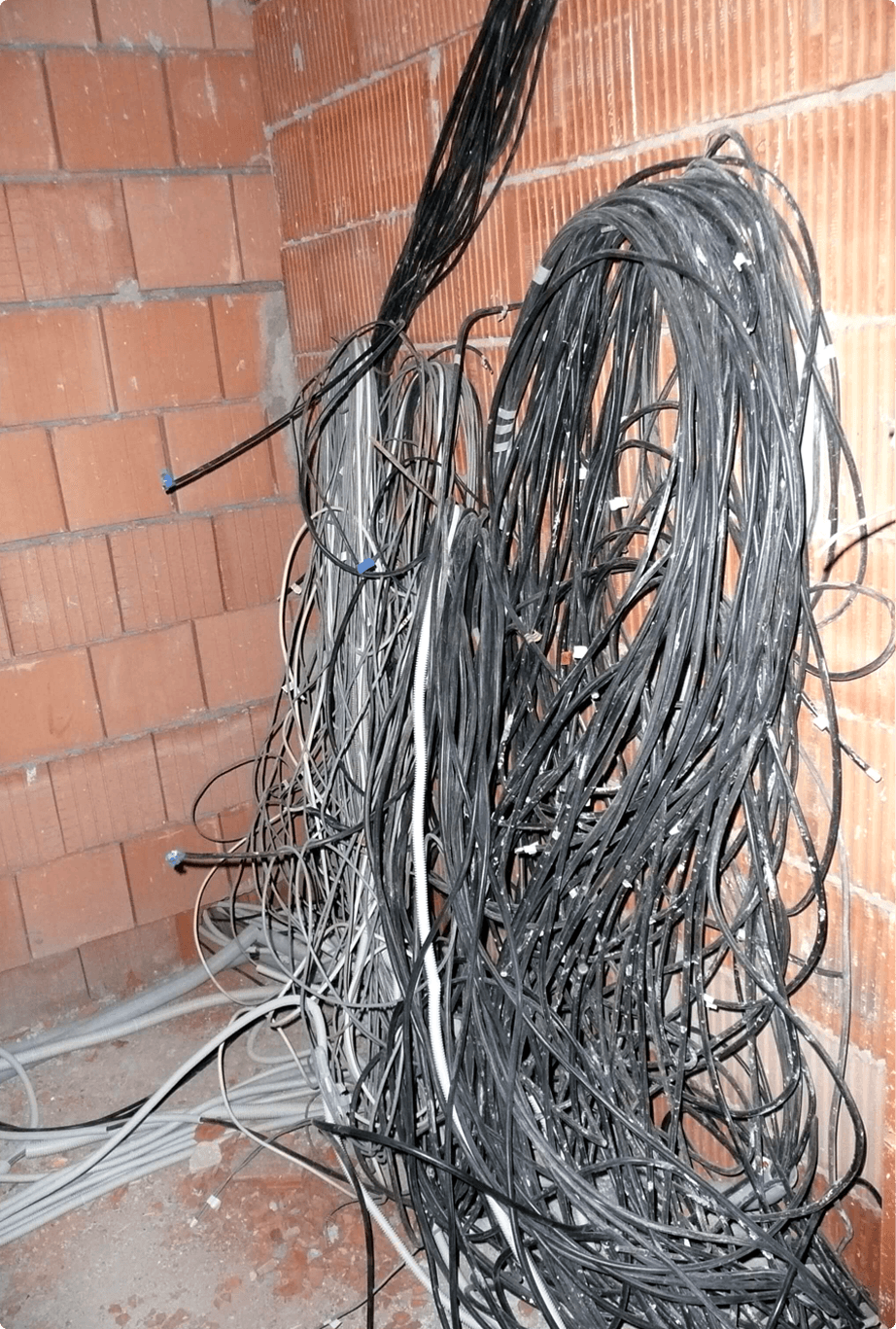 Kabely vedou do rozvaděče